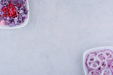 Doğranmış salata, doğranmış mor soğan ve lahana. Yüksek kalite fotoğraf