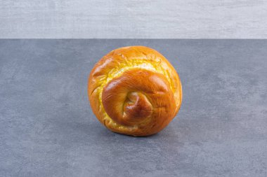 Tatlı çöreğim mermer zeminde dikiliyor. Yüksek kalite fotoğraf