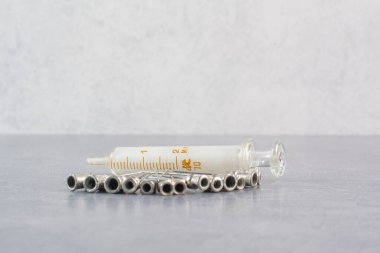 Mermer arka planda çürük yıkamak için büyük bir şırınga. Yüksek kalite fotoğraf