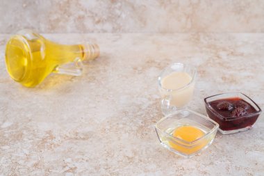 Bir şişe reçelli ve çiğ yumurtalı cam yağ. Yüksek kalite fotoğraf