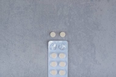 Gri arka planda beyaz haplı bir kabarcık. Yüksek kalite fotoğraf