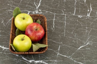 Taze organik elmaların fotoğrafını çek. Yüksek kalite fotoğraf