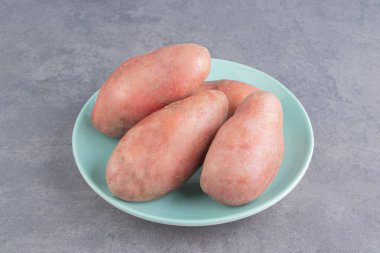 Tabakta, mermer zeminde bir patates görüntüsü. Yüksek kalite fotoğraf