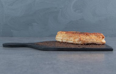 Kara tahtada kakao tozu olan lezzetli bir pasta. Yüksek kalite fotoğraf