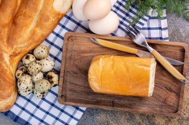 Sebzeli kahvaltı masası, ekmek, yumurta ve peynir. Yüksek kalite fotoğraf