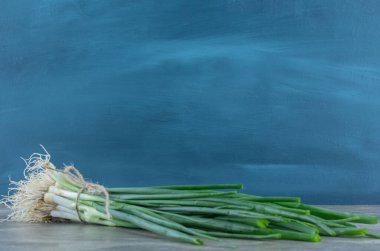 Mermer zemin üzerinde bir demet taze soğan. Yüksek kalite fotoğraf