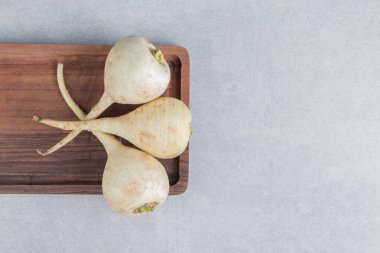 Mermer arka planda bir tepside nefis üç turp. Yüksek kalite fotoğraf