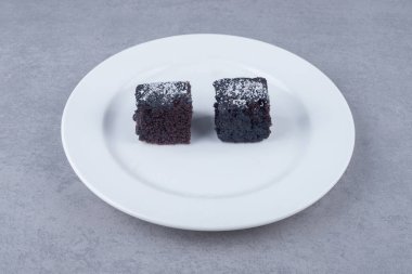 Mermer zemin üzerinde küçük çikolata dilimleri. Yüksek kalite fotoğraf