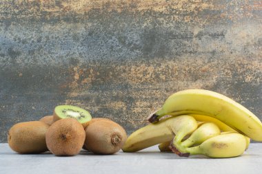 Taş masada muz ve kivi kümesi. Yüksek kalite fotoğraf