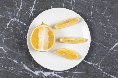 Beyaz tabakta dilimlenmiş ekşi limon. Yüksek kalite fotoğraf