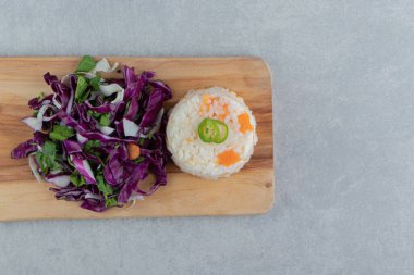 Sebzeli vejetaryen pilavı, mermer arka planda. Yüksek kalite fotoğraf