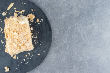 Karanlık bir tahtada nefis bir Napolyon pastası. Yüksek kalite fotoğraf
