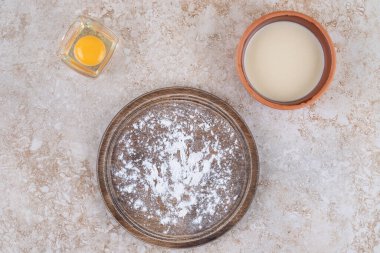 Kahverengi bir tabak un ve kilden bir kase. Yüksek kalite fotoğraf