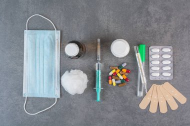 Mermer arka planda tıbbi aletler. Yüksek kalite fotoğraf