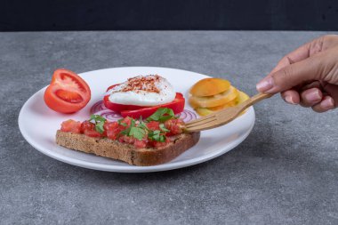 Dilimlenmiş sebze ve haşlanmış yumurta dolu beyaz bir tabak. Yüksek kalite fotoğraf