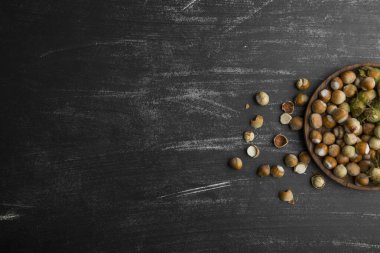 Tahtadaki fındık yığını, fotokopi alanı olan üst manzara.