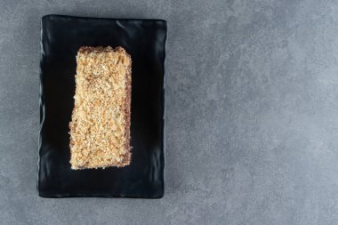 Karanlık bir tahtada nefis bir Napolyon pastası. Yüksek kalite fotoğraf