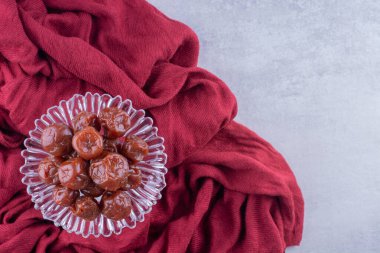 Beton bir fonda kurumuş kırmızı ekşi kirazlar. Yüksek kalite fotoğraf
