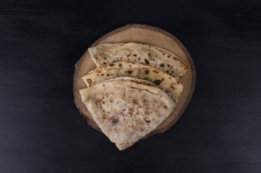 Masa arkasında ev yapımı ekmek (pita, lavaş ekmeği)