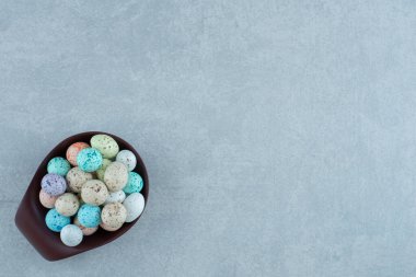 Siyah bir fincanda renkli şeker topları. Yüksek kalite fotoğraf