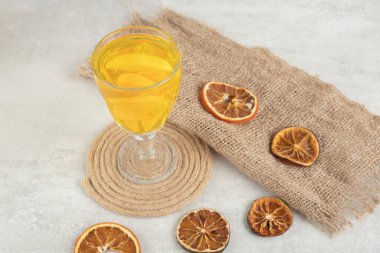 Portakal dilimli bir bardak taze limonata. Yüksek kalite fotoğraf