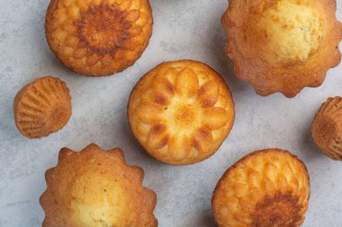 Beyaz arka planda tatlı, lezzetli kekler. Yüksek kalite fotoğraf