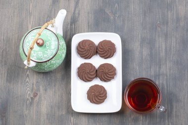 Beyaz tabakta sıcak çay ile nefis kakao bisküvileri. Yüksek kalite fotoğraf