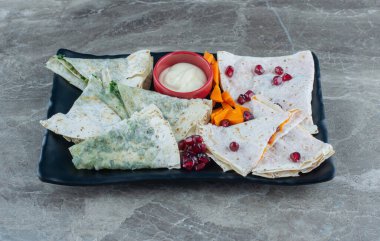 Balkabağı, lavaş, gutab ve mermer zemin üzerinde bir kase mayonez. Yüksek kalite fotoğraf