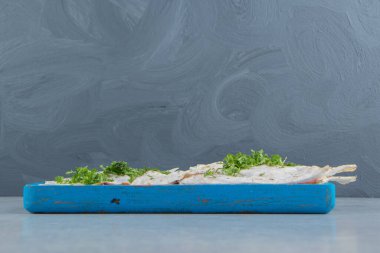 Tahtada, mermer zemin üzerinde yeşillik var. Yüksek kalite fotoğraf