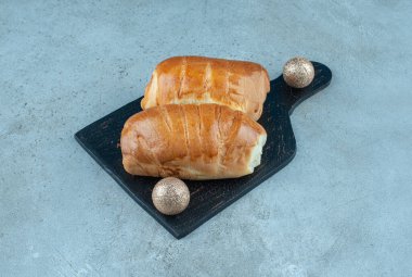 Siyah tahtada mermer arka planda nefis sosisliler. Yüksek kalite fotoğraf