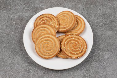 Beyaz tabakta çekirdekli gevrek bisküviler. Yüksek kalite fotoğraf