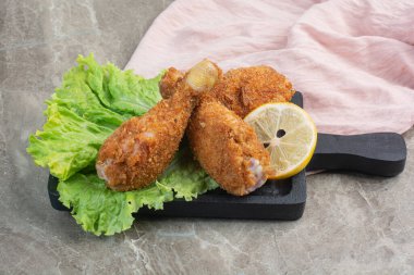 Koyu renkli salata ve limonlu tavuk budu. Yüksek kalite fotoğraf