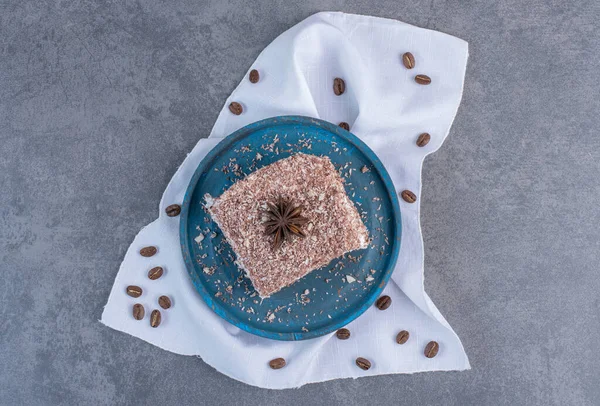 Een Stuk Chocoladetaart Een Blauw Bord Hoge Kwaliteit Foto — Stockfoto