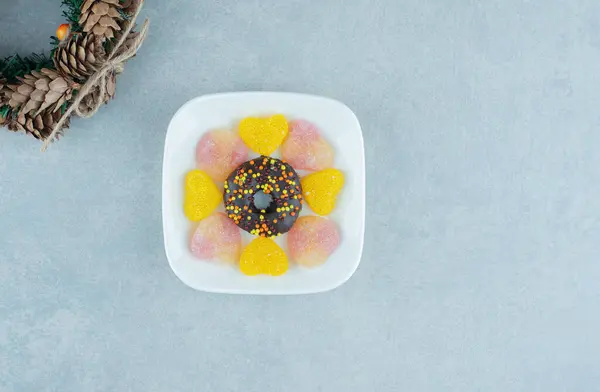 Dennenappel Krans Een Schotel Marmelade Een Donut Marmeren Achtergrond Hoge — Stockfoto