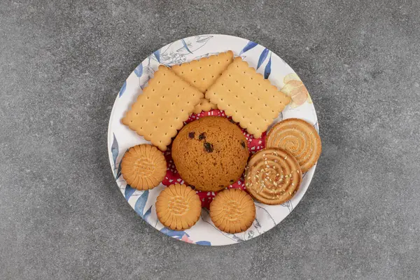 Assiette Biscuits Croquants Sur Fond Marbre Photo Haute Qualité — Photo