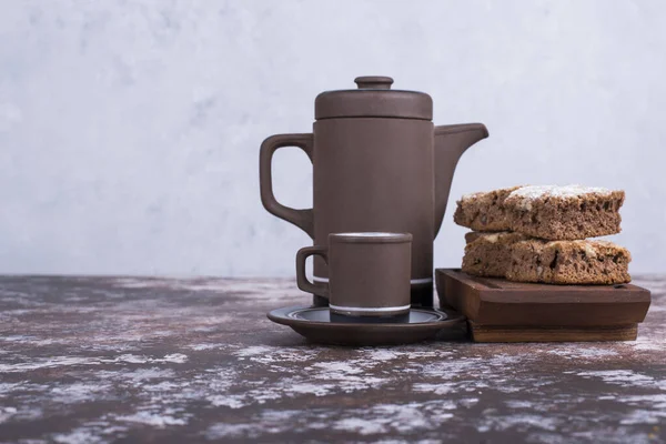 Teekanne Tasse Auf Untertasse Und Hausgemachte Kekse Gestapelt Auf Holzständer — Stockfoto