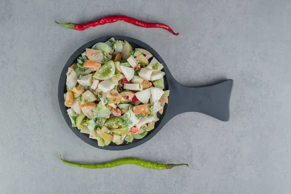 Míchaný Zeleninový Salát Nasekanými Mletými Ingrediencemi Kvalitní Fotografie — Stock fotografie