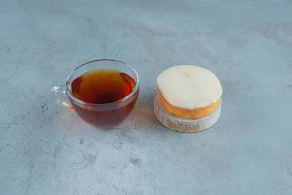 Una Taza Pequeño Pastel Chocolate Blanco Sobre Fondo Mármol Foto — Foto de Stock