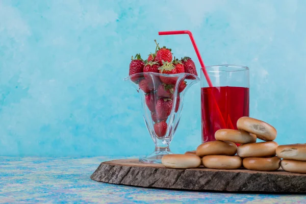 Κόκκινες Φράουλες Ένα Ποτήρι Χυμό Και Μπισκότα Υψηλής Ποιότητας Φωτογραφία — Φωτογραφία Αρχείου