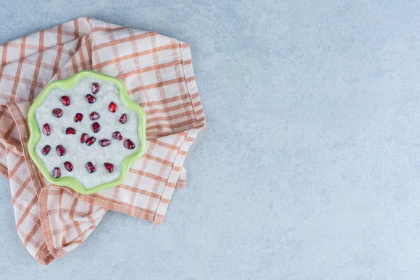 Une Assiette Bouillie Sur Serviette Sur Fond Marbre Photo Haute — Photo