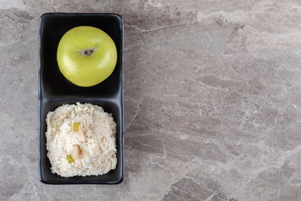 Pastel Arroz Rallado Manzana Tazón Sobre Fondo Mármol Foto Alta — Foto de Stock