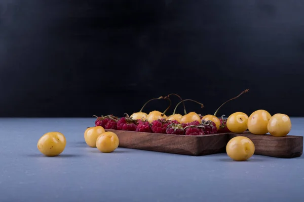 Fresh Raspberries Cherries Background Close — Stock Photo, Image