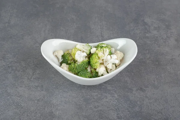 Brokolice Květák Bílé Míse Kvalitní Fotografie — Stock fotografie
