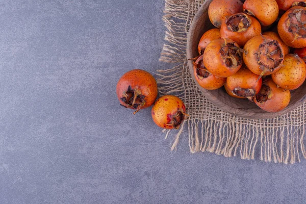 Medlars Geïsoleerd Een Houten Schotel Grond Hoge Kwaliteit Foto — Stockfoto