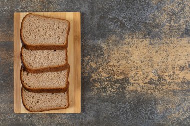 Tahtada taze çavdar ekmeği dilimlenmiş. Yüksek kalite fotoğraf