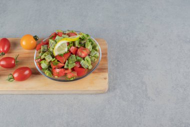 Kırmızı kiraz domatesli mevsimlik salata ve yeşil fasulye. Yüksek kalite fotoğraf