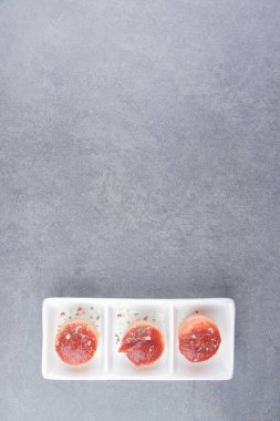 Dilimlenmiş sosisli ketçap mermer arka planda. Yüksek kalite fotoğraf