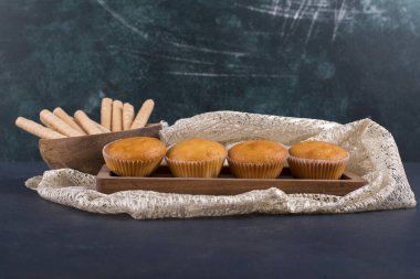 Arka planda ev yapımı taze pişmiş kekler, yakın plan.