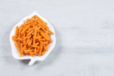 Lezzetli kızartmalarla dolu beyaz tabak. Yüksek kalite fotoğraf