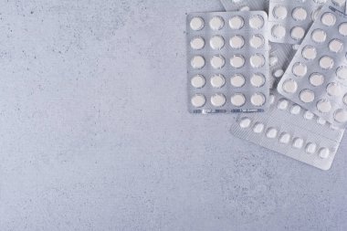Mermer arka planda bir sürü hap paketi. Yüksek kalite fotoğraf